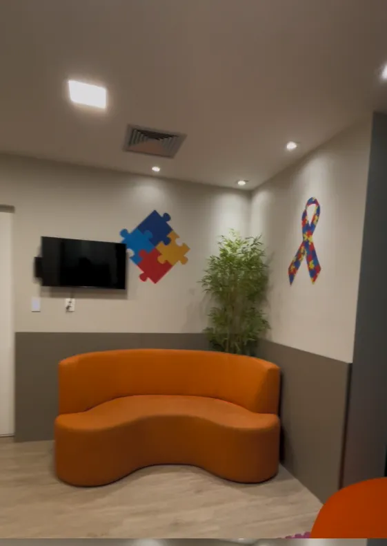 Área infantil especializada com decoração inclusiva